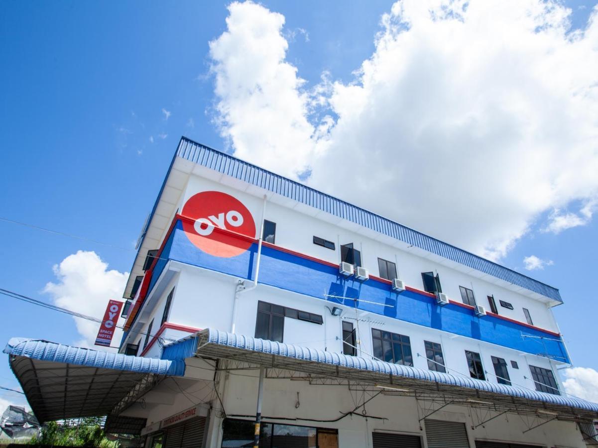 Oyo 89487 Space Hotel Kluang Exterior foto